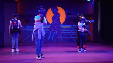 Çocuklar sanal gerçeklik gözlüğü kullanıyor. Gelecekteki teknoloji konsepti. Rusya, Tataristan, 3 Nisan 2021