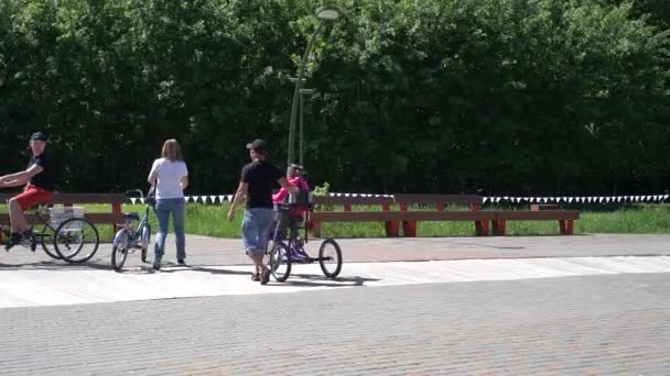 Pai Criança Com Síndrome Triciclo Estão Andando Parque Rússia Tartaristão — Vídeo de Stock