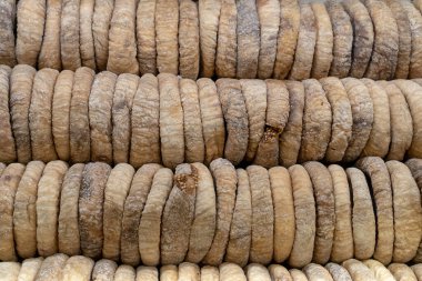 Vitrindeki bir kutuda kurutulmuş incir. Üst görünüm bulanık dokular yumuşak odak.