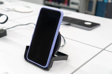 Mağazadaki kablosuz şarj için IPhone XS MAX. Apple yetkilendirdi. Rusya, Tataristan, 10 Haziran 2021.