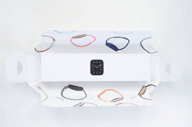 Beyaz Arkaplanda yeni bir Apple Watch serisi 640 mm 'lik Silver Aluminum Case White Sport Band açılıyor. Dördüncü adım. Rusya, Tataristan, 10 Haziran 2021.