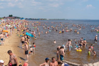 Kapalı sınırlar nedeniyle kalabalık plaj. Coronavirus ve kapalı plajlar. Rusya, Tataristan, 20 Haziran 2021.