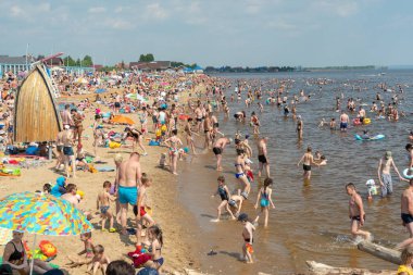 Kapalı sınırlar nedeniyle kalabalık plaj. Coronavirus ve kapalı plajlar. Rusya, Tataristan, 20 Haziran 2021.