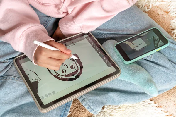 Skupione Stylowe Malowanie Nastoletniej Dziewczyny Przy Użyciu Apple Pencil Tablecie — Zdjęcie stockowe