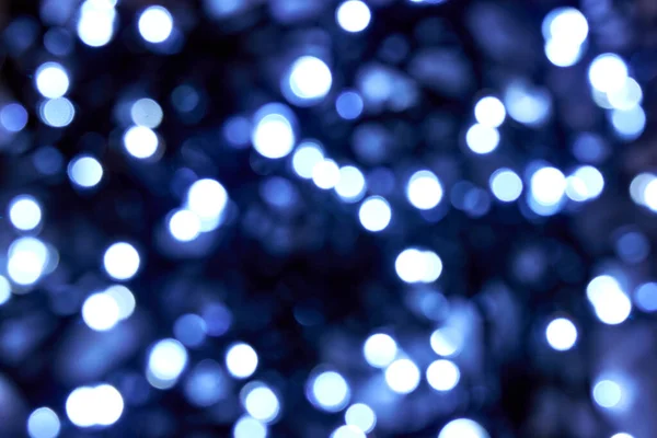 Desenfocado Bokeh Navidad Blanca Fría Luces Azules Sobre Fondo Negro —  Fotos de Stock