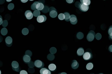 Odaklanamayan Bokeh Noel 'i siyah arka planda yeşil ışık. Noel, yeni yıl ya da festival geçmişi için yeşil bokeh simli duvar kağıdı. Tidewater yeşili renkler. Bulanık yeşil parıltı dokusu. 