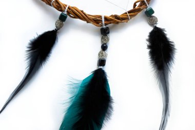 İskandinav tarzı. Beyaz arka planda söğüt, tüy ve beyaz ipliklerden yapılmış el yapımı Rüya Yakalayıcı 'nın alt kısmı..