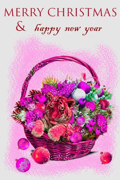 İçinde Noel ağacı dalları, oyuncaklar, kanatlar, yaylar ve Noel baloları olan bir sepetin içinde küçük bir kaplan olan yeni yıl kartı..