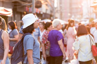 Genç kadın akşamları seyahat eden Asyalı gezgin sırt çantalı Bangkok, Tayland 'daki Khaosan Yolu açık pazarında, gezgin ve turist konsepti, Tayland' daki turistik ve turistik etkinlikleriyle tanınıyor..