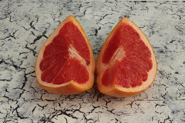 Två fjärdedelar av grapefrukt — Stockfoto