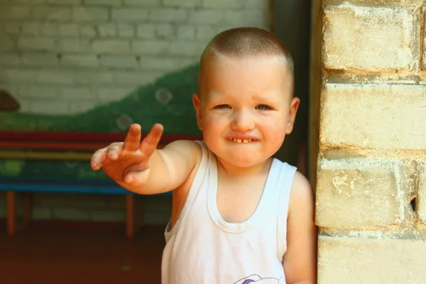 Enfant près du mur — Photo