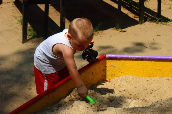 As crianças brincam na caixa de areia — Fotografia de Stock