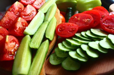 sulu taze domates ve salatalık