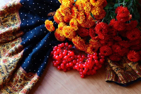 Autumn flowers and berries — Stock Photo, Image