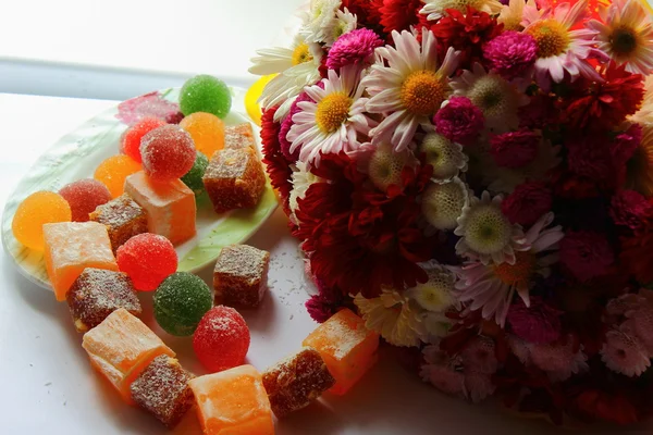 Flores de outono e doces — Fotografia de Stock