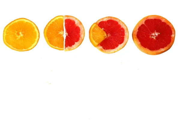 Cuatro rebanadas de naranja y pomelo —  Fotos de Stock