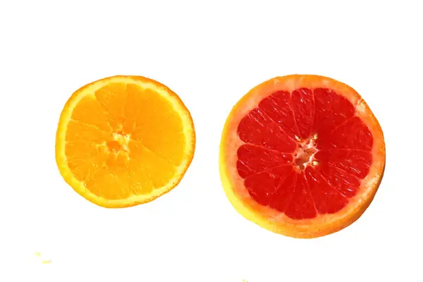 Dos rebanadas de naranja y pomelo —  Fotos de Stock