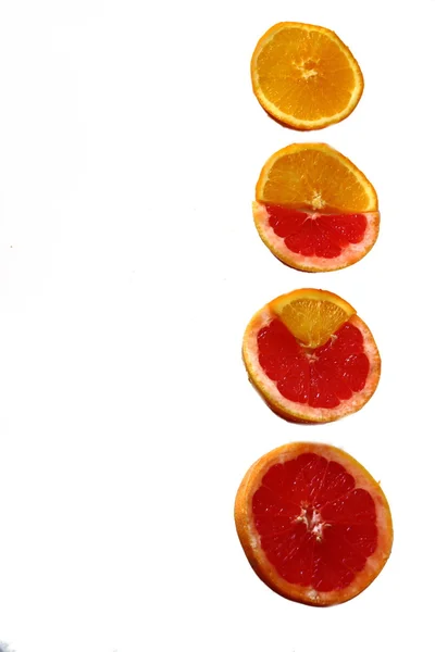 Čtyři plátky grapefruitu a pomeranče — Stock fotografie