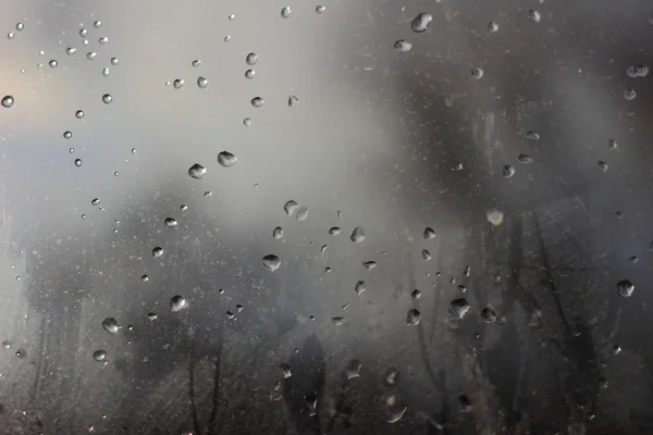 Wasser tropft auf das Fenster — Stockfoto