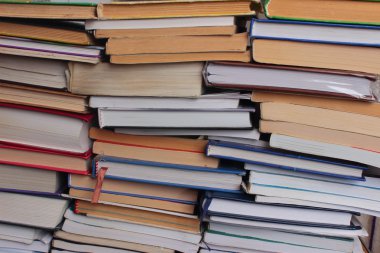 büyüleyici kitap yığını