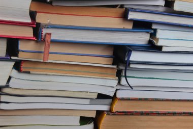 büyüleyici kitap yığını