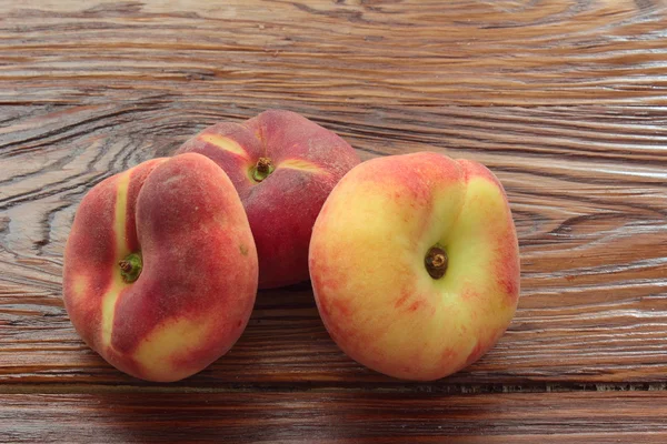 Three peaches — Stock Photo, Image