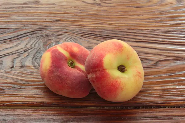 Two peaches — Stock Photo, Image