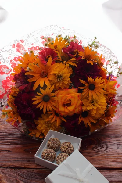 Květiny a čokoládu — Stock fotografie