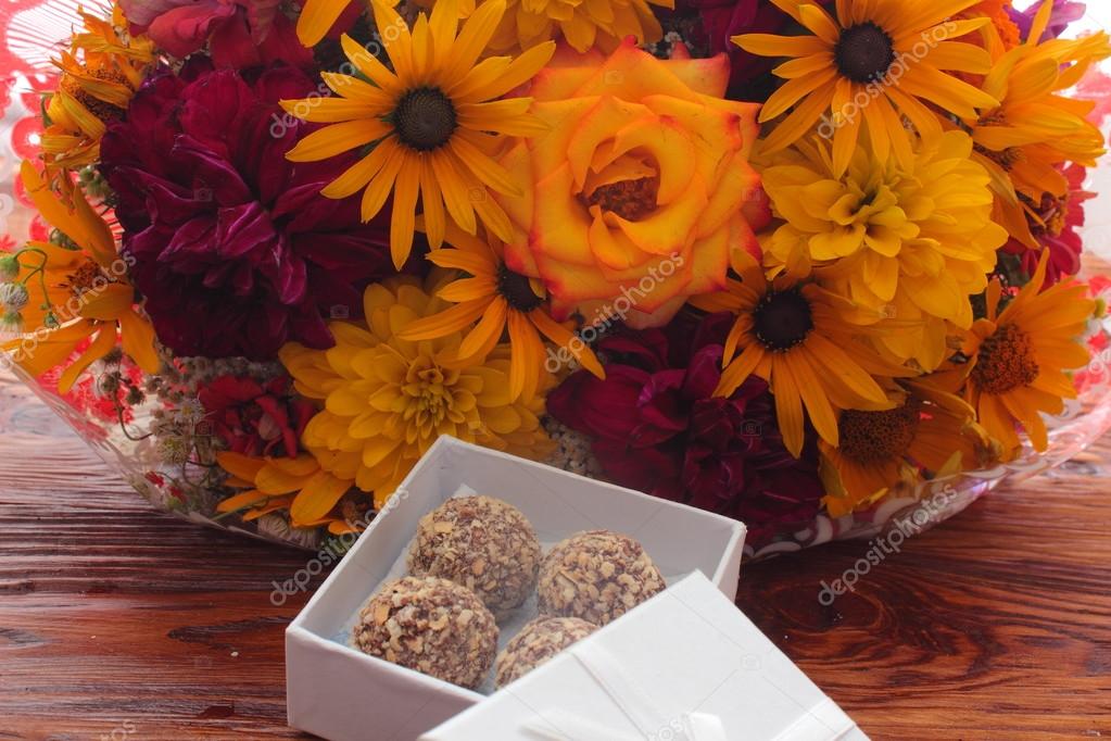 Bouquet De Fleurs Avec Des Chocolats Photographie