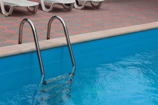 Trappen in het zwembad — Stockfoto