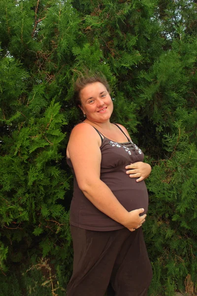 Glada gravida kvinnor — Stockfoto