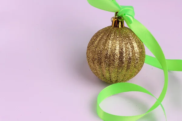 Brillante bola de Navidad — Foto de Stock