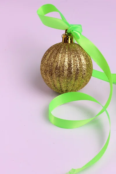 Brillante bola de Navidad — Foto de Stock