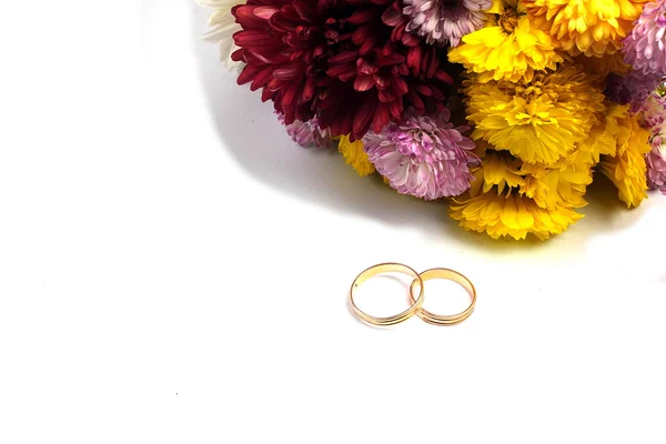 Wedding rings and bouquet of flowers — Stock Photo, Image