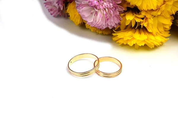 Anillos de boda y ramo de flores — Foto de Stock