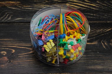 ofis malzemeleri plastik bir kutu içinde