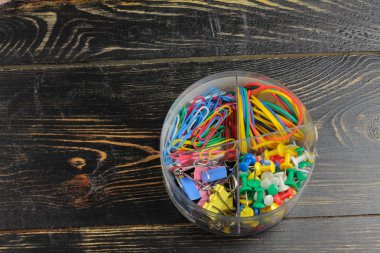 ofis malzemeleri plastik bir kutu içinde