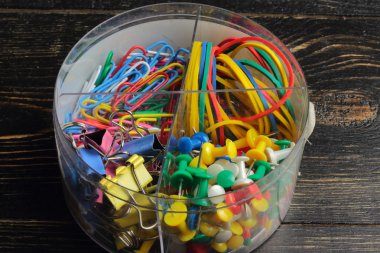 ofis malzemeleri plastik bir kutu içinde