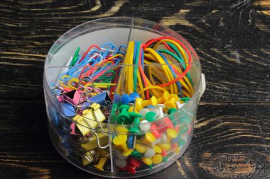 ofis malzemeleri plastik bir kutu içinde