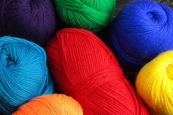 Цветная пряжа для вязания — стоковое фото