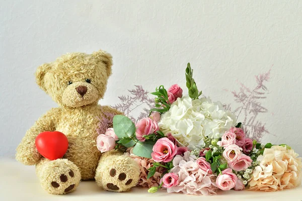 Bukiet Delikatnych Różowych Kwiatów Pudełko Miś Walentynki Lutego Kartka Okolicznościowa — Zdjęcie stockowe