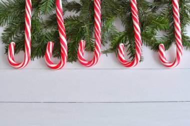 Noel ağacı köknar dalları ve arka planda şeker kamışı. Yeni yılı bekliyor. Üst görünüm, kopyalama alanı, düz katman. Seçmeli odak