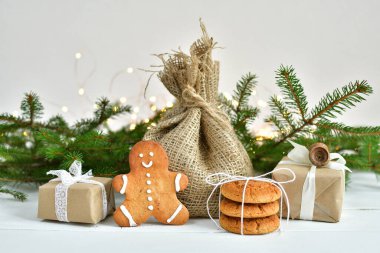 Noel zamanı. Yeni yıl sıfır atık konsepti. Hafif ahşap bir masanın üzerinde kraft kağıdına konmuş çevre dostu paket hediyeleri. Hediyeler, eko dekorasyon. Seçici odaklanma. Boşluğu kopyala