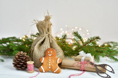 Noel zamanı. Yeni yıl sıfır atık konsepti. Hafif ahşap bir masanın üzerinde kraft kağıdına konmuş çevre dostu paket hediyeleri. Hediyeler, eko dekorasyon. Seçici odaklanma. Boşluğu kopyala