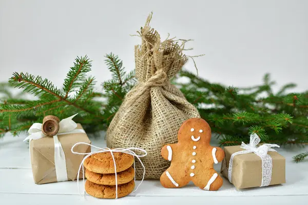 Envoltura Regalo Ecológica Navidad Style Decorada Con Ramitas Abeto Galletas — Foto de Stock