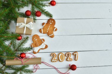 Baharatlı Noel arkaplanı, şeker kamışı, köknar ağacı ve zencefilli kurabiye adam. Zencefilli kurabiyeler 2021. Bayram Bayramı konsepti DIY hediyeleri, ekolojik dekoratif odaklanma. Boşluğu kopyala