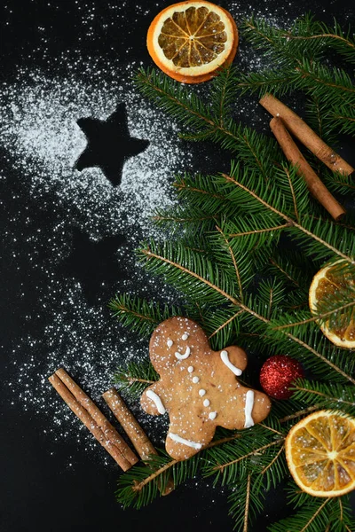 Dunkler Weihnachtlicher Hintergrund Mit Schneeflocken Gewürzen Zuckerrohr Tannenbaum Und Lebkuchen — Stockfoto