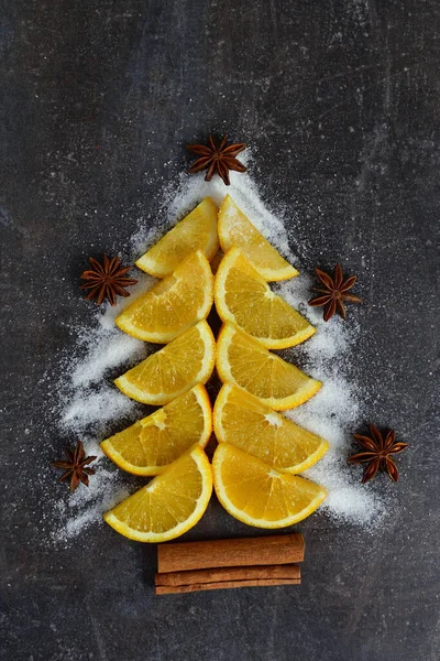 Kreativer Weihnachtsbaum Aus Orangenscheiben Und Kardamon Zimt Auf Schwarzem Hintergrund — Stockfoto