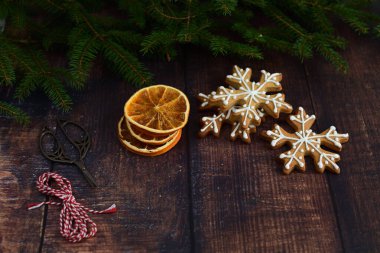 Noel tatlı kompozisyonu. Köknar dallarıyla çevrili ev yapımı zencefilli ekmek yeni yılı bekliyor. Yılbaşı kartı şablonu. Boşluğu kopyala, yumuşak odaklan