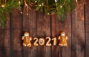 Tıbbi maskeli ve şenlikli zencefilli çörekler. 2021. Yeni yılın atmosfer konsepti. Bayram tatili konsepti... DIY hediyeleri, ekolojik dekoratif odak. Boşluğu kopyala